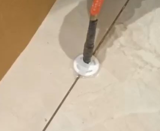 昔阳瓷砖空鼓维修公司专业解答瓷砖在铺贴过程中，如果没有涂抹均匀到位的粘结材料（如水泥砂浆或瓷砖胶），可能会导致以下问题